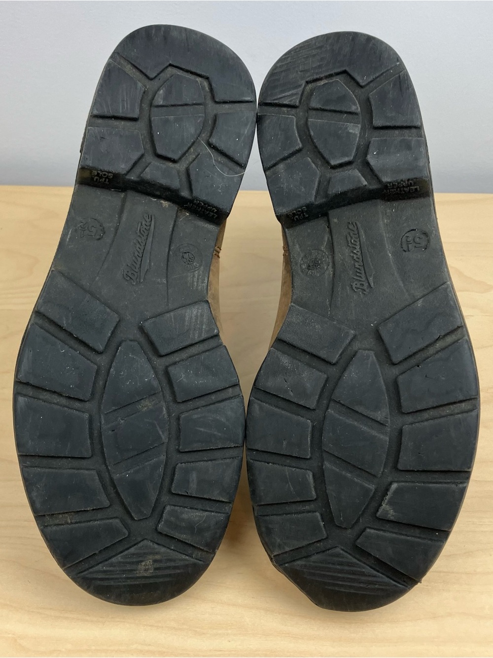 Blundstone Brown Leather Chelsea Ankle Boots. NOTE photos - Picture 9 of 11